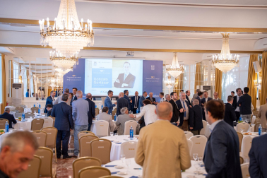 Fotos del desayuno de trabajo con Gonzalo Gortázar (CEO de CaixaBank)