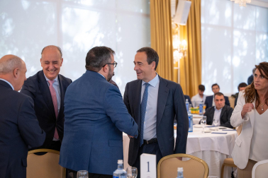 Fotos del desayuno de trabajo con Gonzalo Gortázar (CEO de CaixaBank)