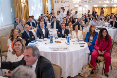 Fotos del desayuno de trabajo con Gonzalo Gortázar (CEO de CaixaBank)