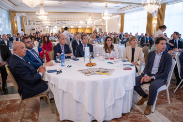 Fotos del desayuno de trabajo con Gonzalo Gortázar (CEO de CaixaBank)