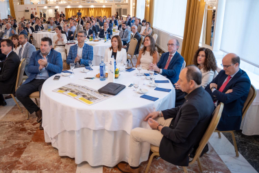 Fotos del desayuno de trabajo con Gonzalo Gortázar (CEO de CaixaBank)