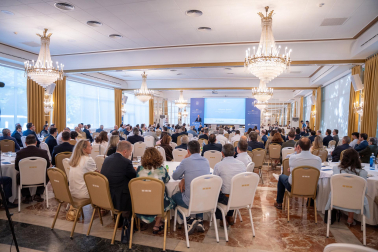 Fotos del desayuno de trabajo con Gonzalo Gortázar (CEO de CaixaBank)