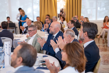 Fotos del desayuno de trabajo con Gonzalo Gortázar (CEO de CaixaBank)