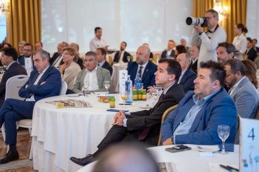 Fotos del desayuno de trabajo con Gonzalo Gortázar (CEO de CaixaBank)