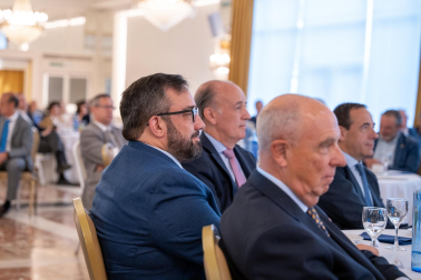 Fotos del desayuno de trabajo con Gonzalo Gortázar (CEO de CaixaBank)
