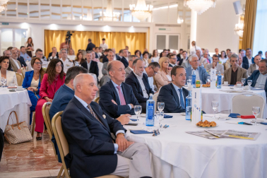 Fotos del desayuno de trabajo con Gonzalo Gortázar (CEO de CaixaBank)