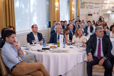 Fotos del desayuno de trabajo con Gonzalo Gortázar (CEO de CaixaBank)