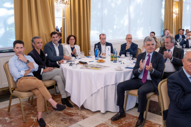 Fotos del desayuno de trabajo con Gonzalo Gortázar (CEO de CaixaBank)
