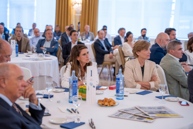Fotos del desayuno de trabajo con Gonzalo Gortázar (CEO de CaixaBank)