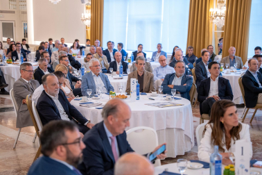 Fotos del desayuno de trabajo con Gonzalo Gortázar (CEO de CaixaBank)