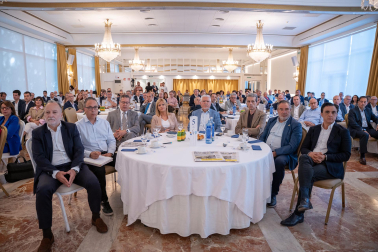 Fotos del desayuno de trabajo con Gonzalo Gortázar (CEO de CaixaBank)