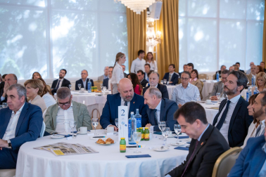 Fotos del desayuno de trabajo con Gonzalo Gortázar (CEO de CaixaBank)