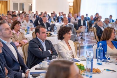 Fotos del desayuno de trabajo con Gonzalo Gortázar (CEO de CaixaBank)