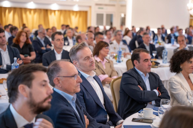 Fotos del desayuno de trabajo con Gonzalo Gortázar (CEO de CaixaBank)
