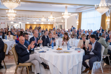 Fotos del desayuno de trabajo con Gonzalo Gortázar (CEO de CaixaBank)