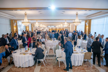 Fotos del desayuno de trabajo con Gonzalo Gortázar (CEO de CaixaBank)
