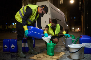 Aplicación del antideslizante en el recorrido del encierro de los Sanfermines