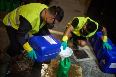 Aplicación del antideslizante en el recorrido del encierro de los Sanfermines
