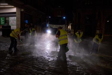 Aplicación del antideslizante en el recorrido del encierro de los Sanfermines