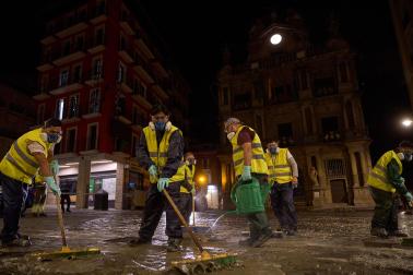 Aplicación del antideslizante en el recorrido del encierro de los Sanfermines