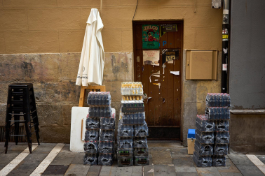Repartidores en el Casco Viejo tres días antes del inicio de los Sanfermines