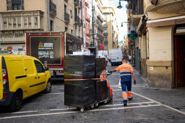Repartidores en el Casco Viejo tres días antes del inicio de los Sanfermines