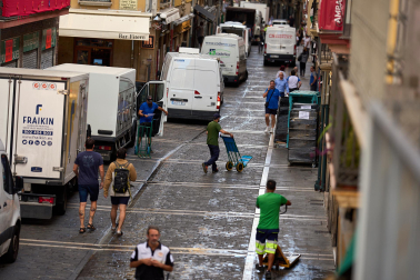 Repartidores en el Casco Viejo tres días antes del inicio de los Sanfermines