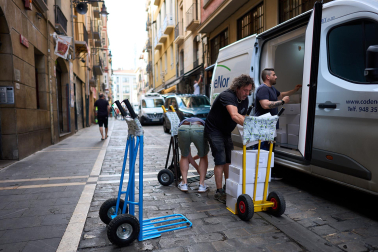 Repartidores en el Casco Viejo tres días antes del inicio de los Sanfermines