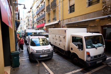 Repartidores en el Casco Viejo tres días antes del inicio de los Sanfermines