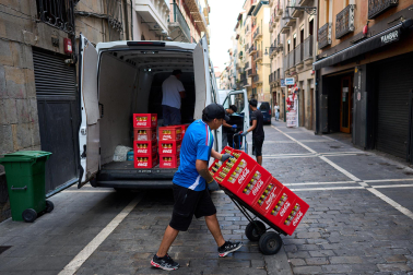 Repartidores en el Casco Viejo tres días antes del inicio de los Sanfermines