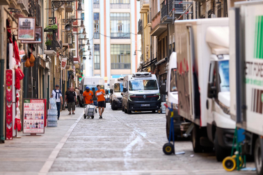 Repartidores en el Casco Viejo tres días antes del inicio de los Sanfermines