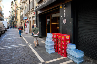 Repartidores en el Casco Viejo tres días antes del inicio de los Sanfermines