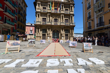 Foto de la manifestación de los activistas antitaurinos en Pamplona.