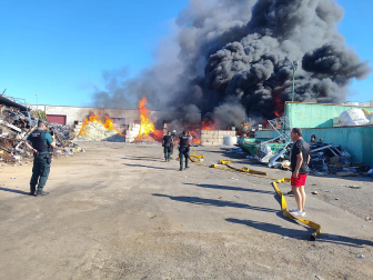 Fotos del incendio en una empresa de reciclaje de residuos de Cintruénigo