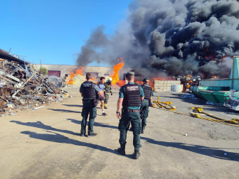 Fotos del incendio en una empresa de reciclaje de residuos de Cintruénigo