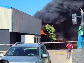 Fotos del incendio en una empresa de reciclaje de residuos de Cintruénigo