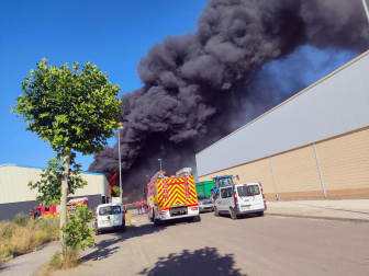 Fotos del incendio en una empresa de reciclaje de residuos de Cintruénigo