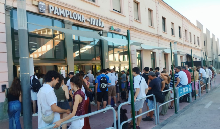 Estación de tren de Pamplona repleta de pasajeros tras el incendio de Imárcoain