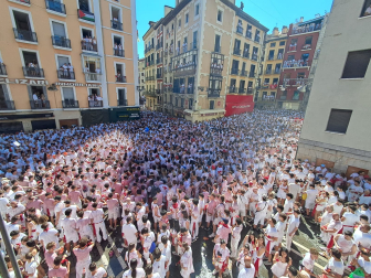 Plaza Consistorial poco antes del chupinazo de San Fermín 2026.