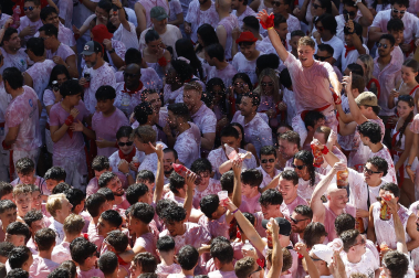 Ambiente en la Plaza del Ayuntamiento antes del Chupinazo