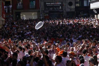 Ambiente en la Plaza del Ayuntamiento antes del Chupinazo