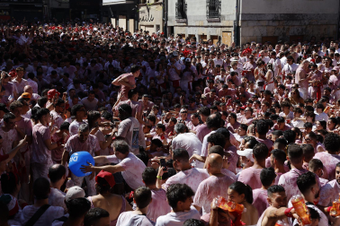 Ambiente en la Plaza del Ayuntamiento antes del Chupinazo