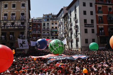 Ambiente en la Plaza del Ayuntamiento antes del Chupinazo