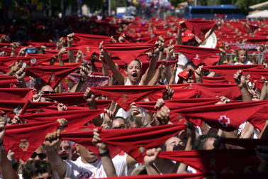 Segundo antes del Chupinazo, pañuelos en alto en Pamplona