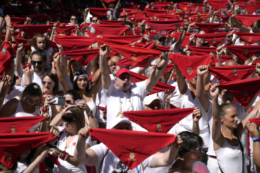 Segundos antes del Chupinazo, pañuelos en alto en Pamplona