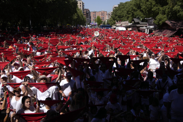 Segundos antes del Chupinazo, pañuelos en alto en Pamplona