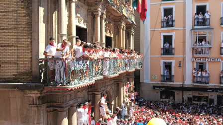 Balcón del Ayuntamiento de Pamplona minutos antes del Chupinazo