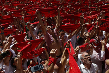 Segundos antes del Chupinazo, pañuelos en alto en Pamplona
