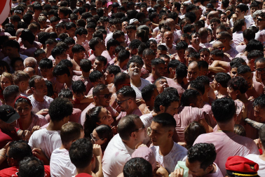 Segundos antes del Chupinazo, pañuelos en alto en Pamplona