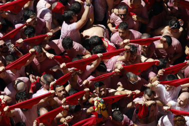 Segundos antes del Chupinazo, pañuelos en alto en Pamplona